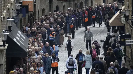 Warteschlange für die verstorbene Königin Elisabeth II. / © Christophe Ena (dpa)