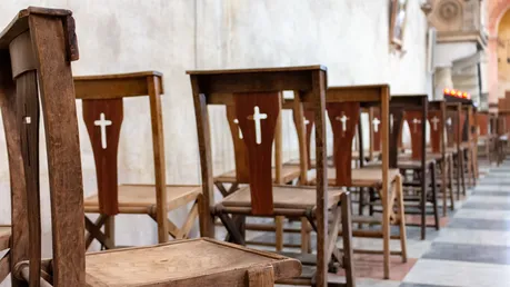 Leere Stühle in einer Kirche / © MASSIMILIANO PAPADIA (shutterstock)